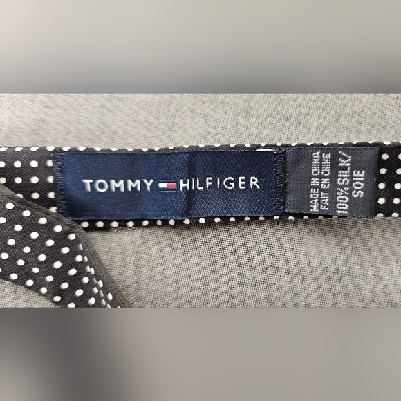 TOMMY Hilfiger Men's Black Dot Pre-Tied Silk Formal Adjustable Bow Tie - Picture 2 of 5